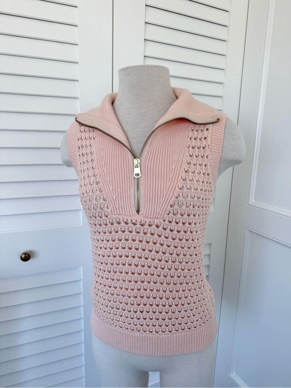 Varley Pale Pink Sleeveless V-Neck Zip Knit Sweater